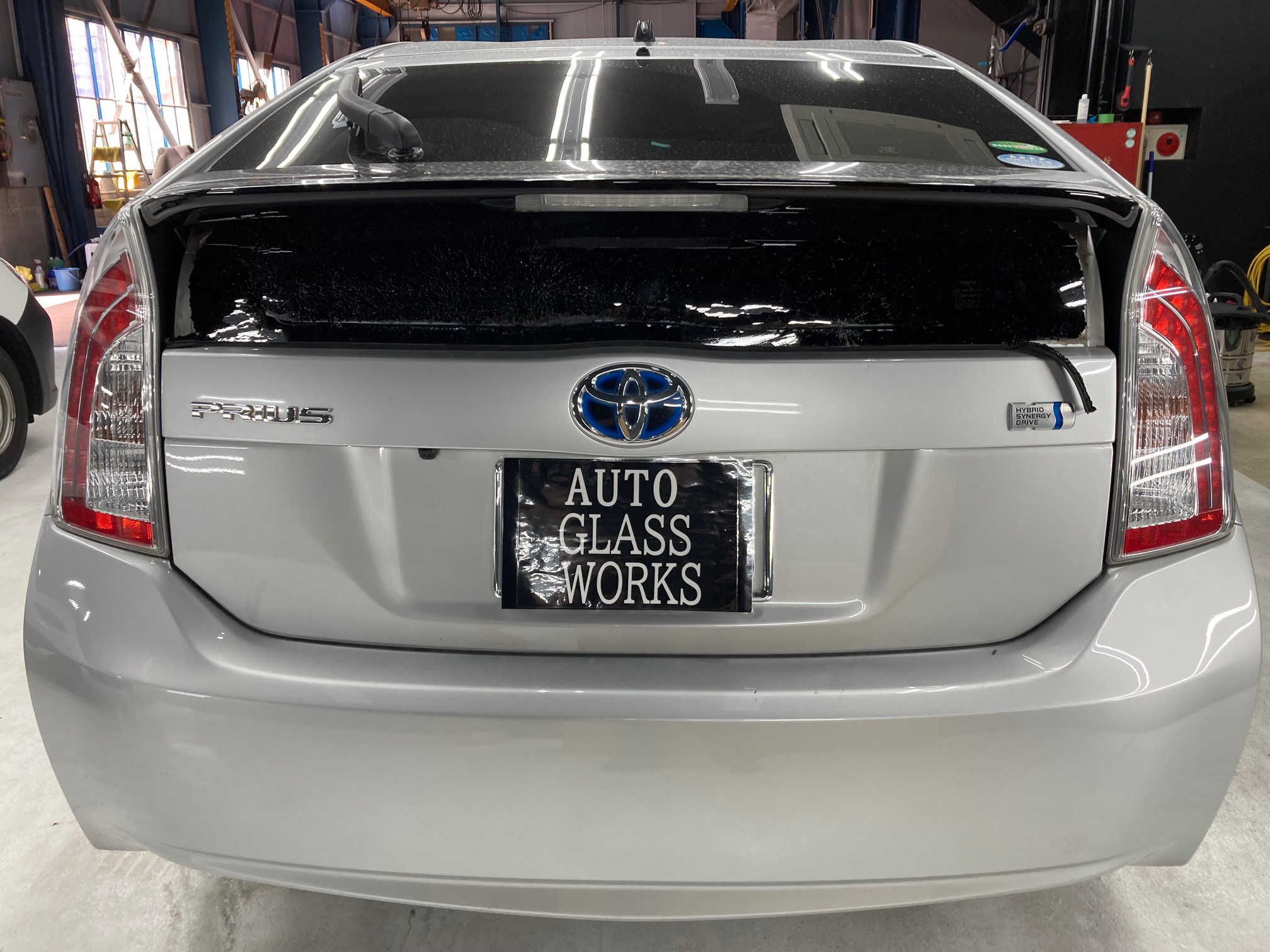 トヨタ プリウス リアエクストラウィンド交換 - AUTO GLASS WORKS オートグラスワークス